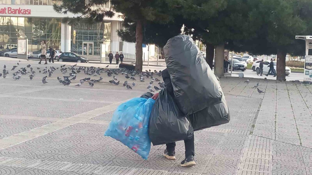 Hayatın yükünü sırtında taşıyor