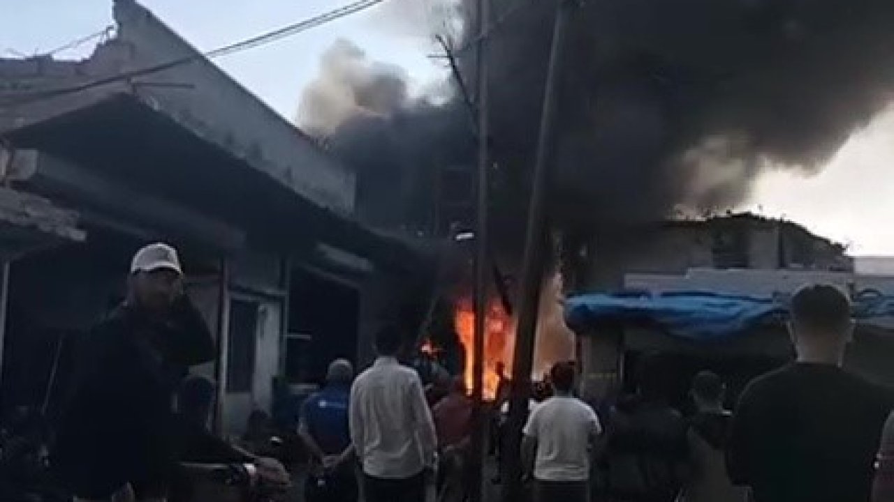 Adana’da hurdacı dükkanı alevlere teslim oldu