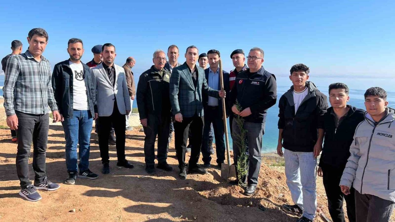 Öğretmenler şehit polis için hatıra ormanı oluşturdu