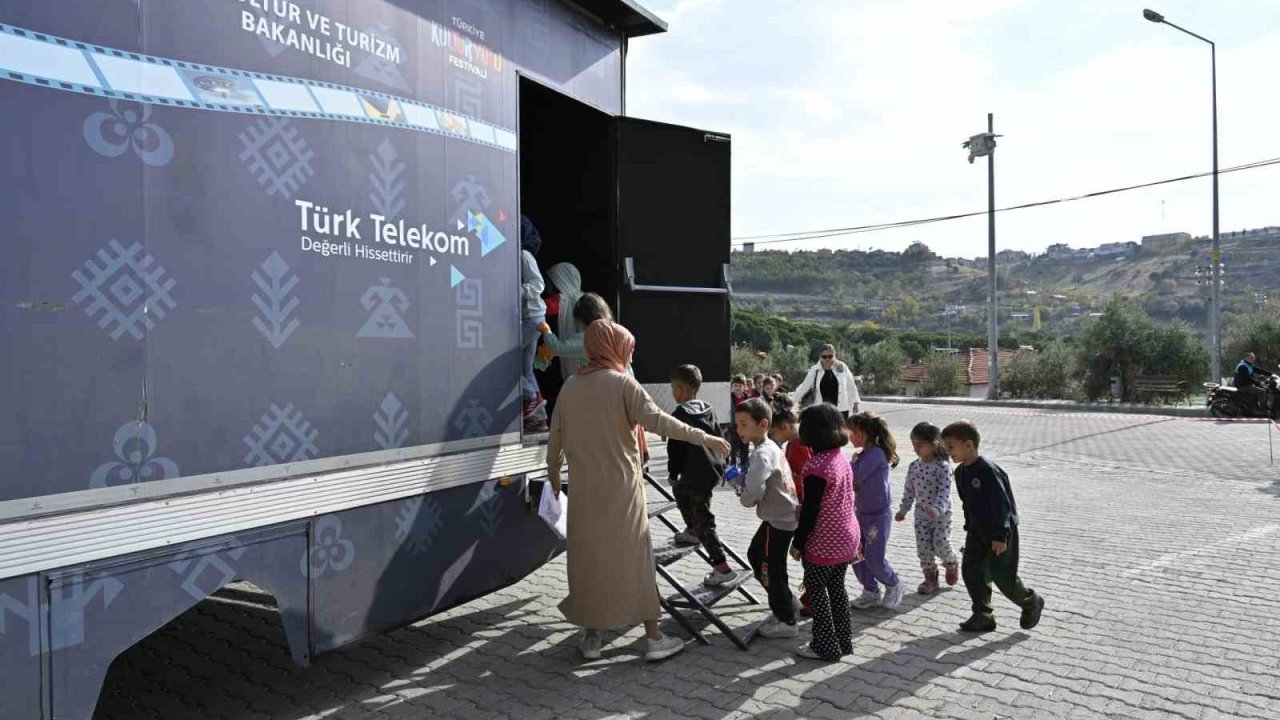 Demirci’de gezen sinema tırı çocuklara unutulmaz anlar yaşattı