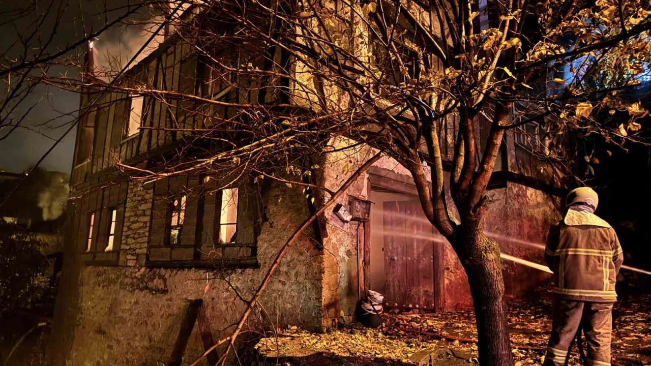 150 yıllık tarihi konakta çıkan yangın söndürüldü