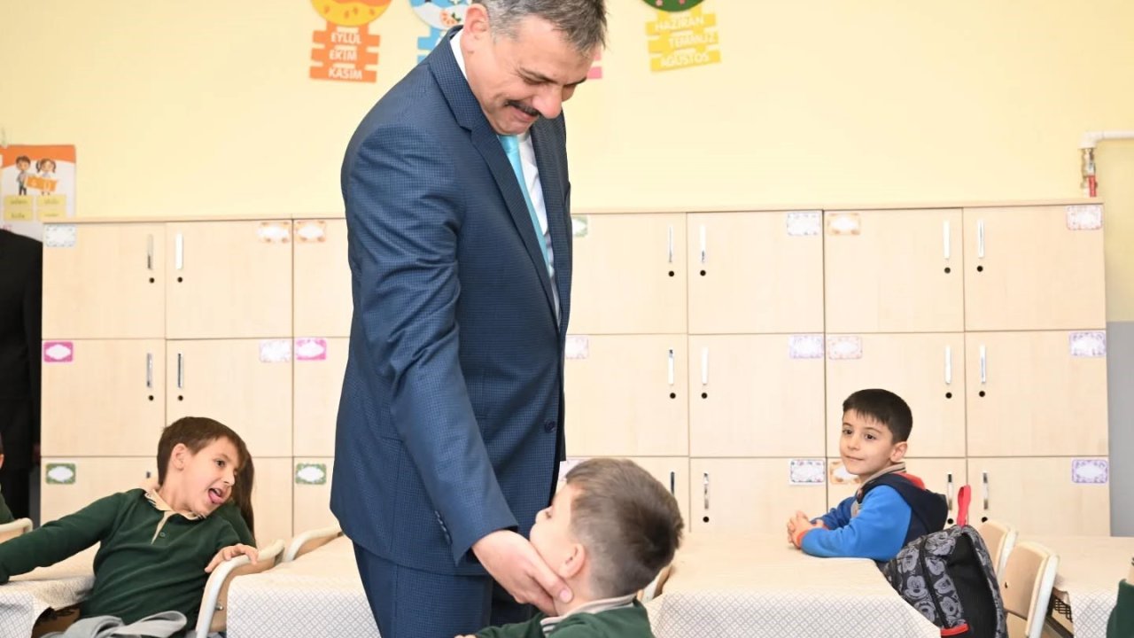 Vali Çiftçi öğrenci ve öğretmenlerle buluştu