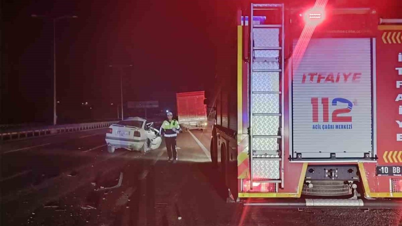 Balıkesir’de otomobil tıra arkadan çarptı; 1 ölü