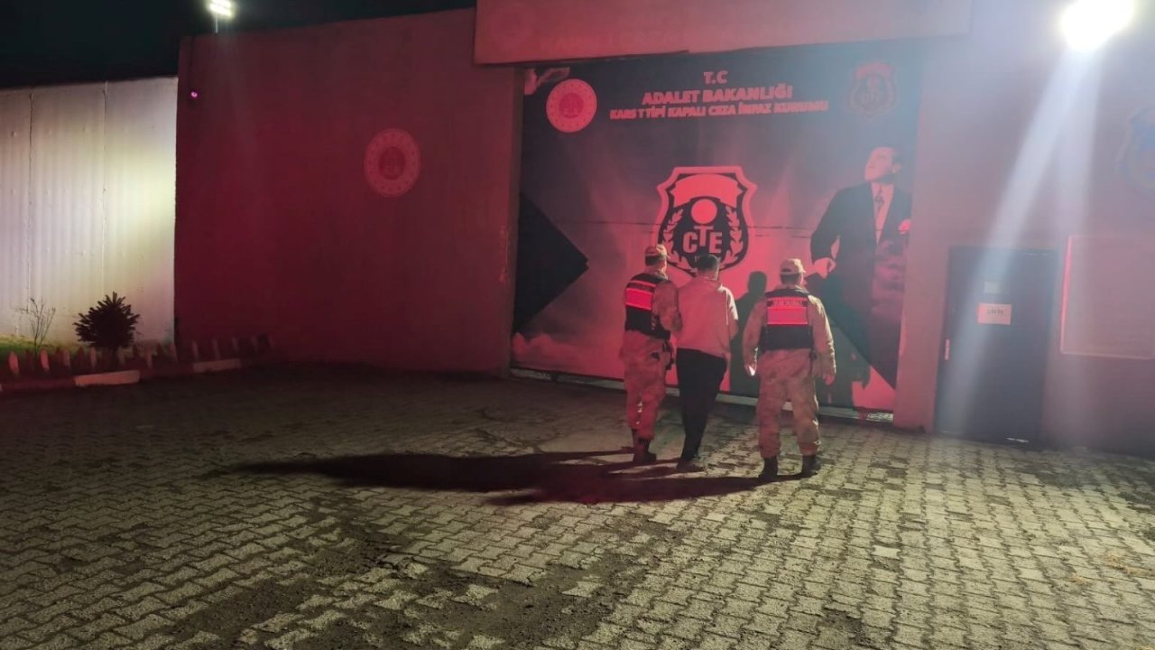 Dolandırıcılıktan aranıyordu, Digor’da yakalandı