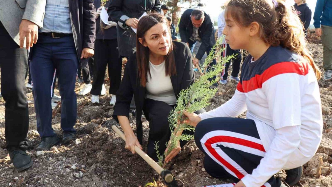 Çanakkale ve Gazze şehitleri için fidanlar toprakla buluştu