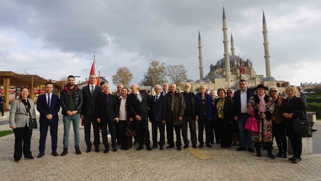 Edirne’de Ticaret Lisesi mezunları Selimiye’nin gölgesinde buluştu