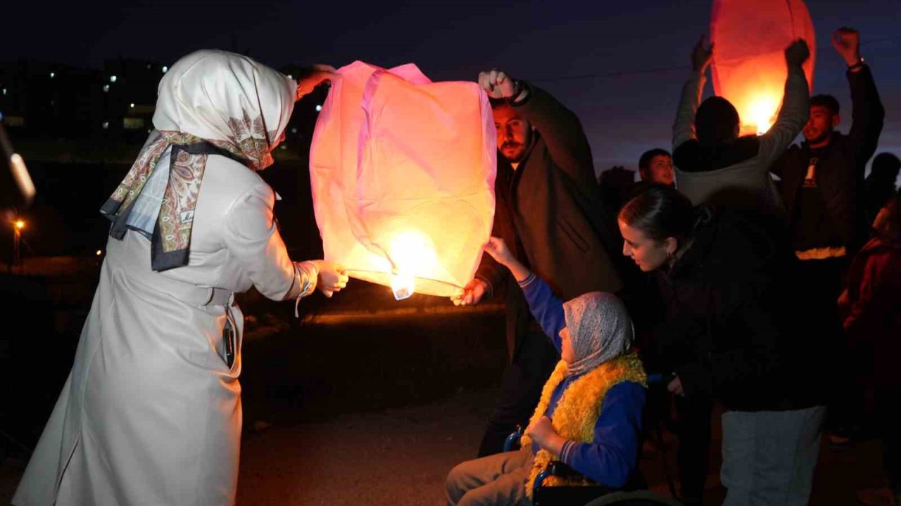Bayburt’ta özel öğrenciler eşit ve adil bir dünya için dilek fenerlerini gökyüzüne bıraktı