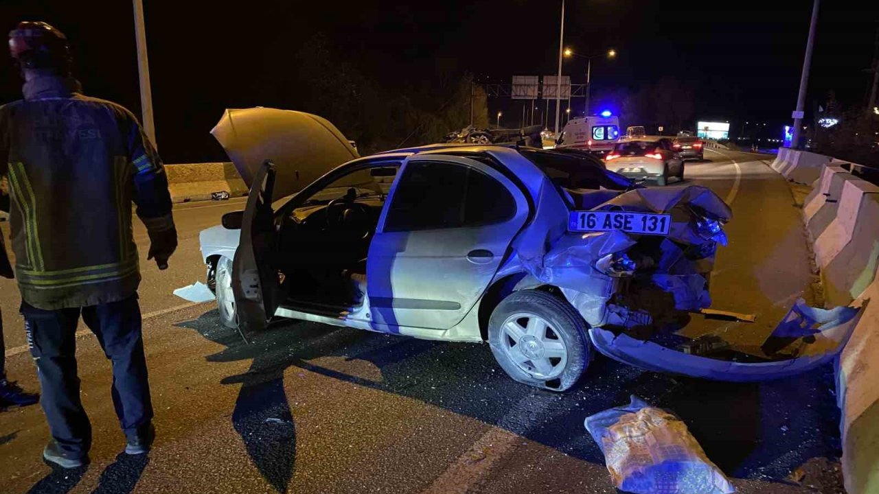 Bursa’da feci kaza: Bariyere çarpıp takla attı, 2 yaralı