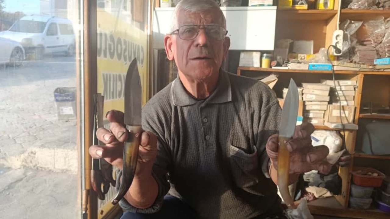 75 yaşındaki usta, baba mesleğini sürdürüyor, el işçiliği koç boynuzu bıçak üretiyor