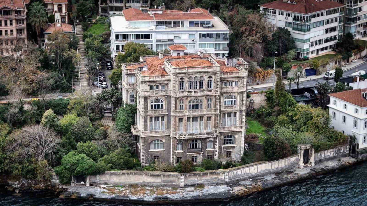 İstanbul Boğazı’nın en ihtişamlı binalarından Zeki Paşa Yalısı yeni sahibini bekliyor