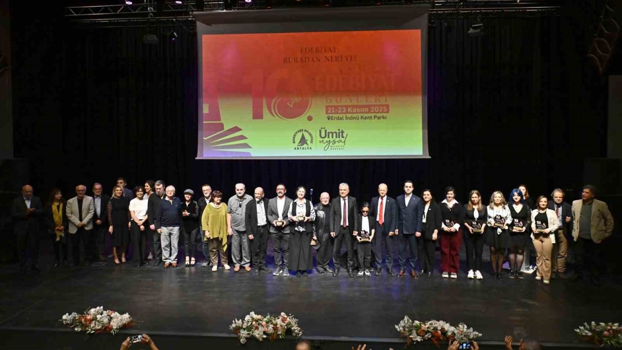 Antalya Edebiyat Günleri’nde öykü ve şiirin en iyileri ödüllendirildi