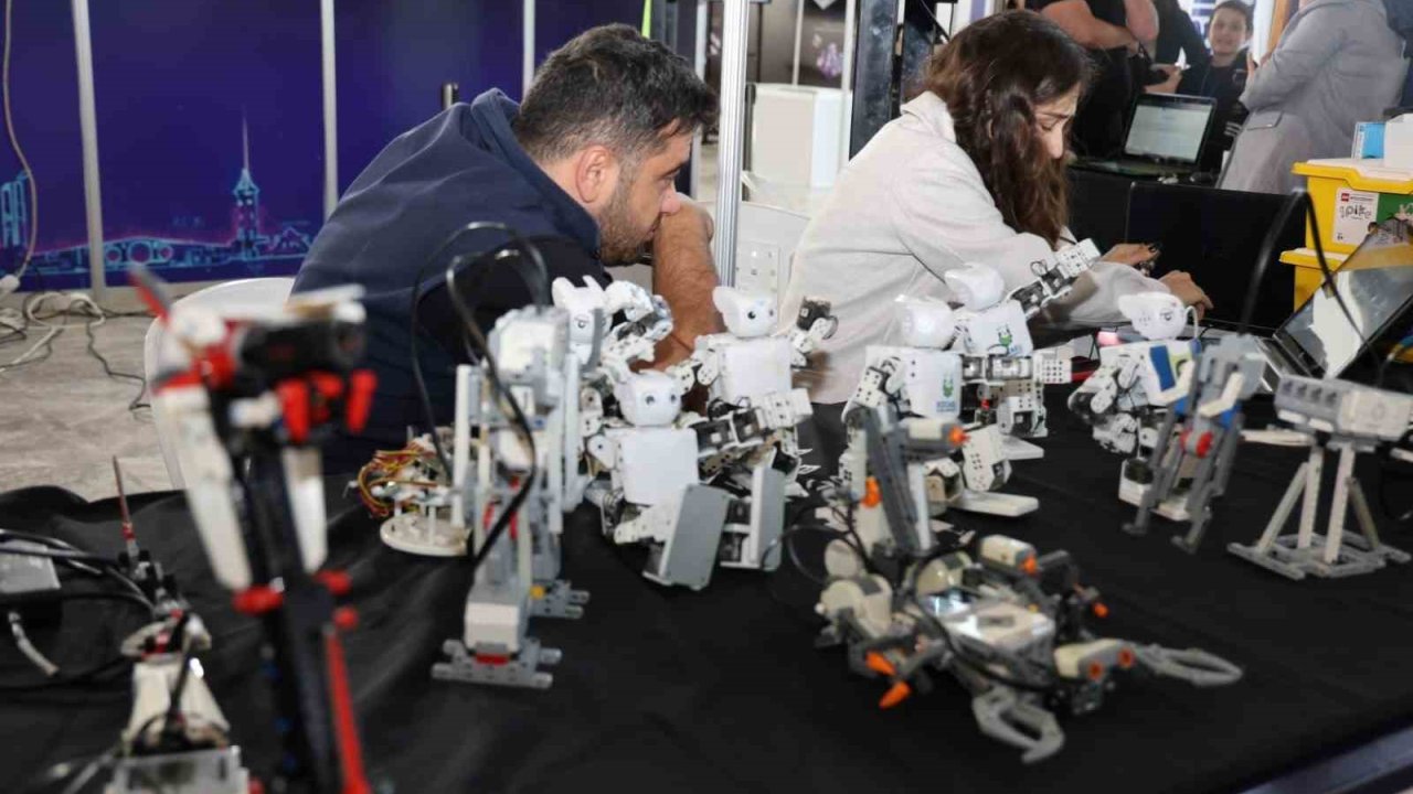 Bilişim Fuarı stantlarına 7’den 70’e yoğun ilgi