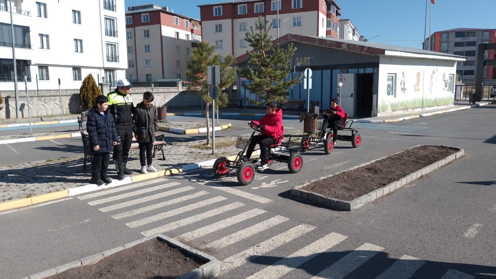 Kars’ta Öğrencilere Temel Trafik Eğitimi Verildi