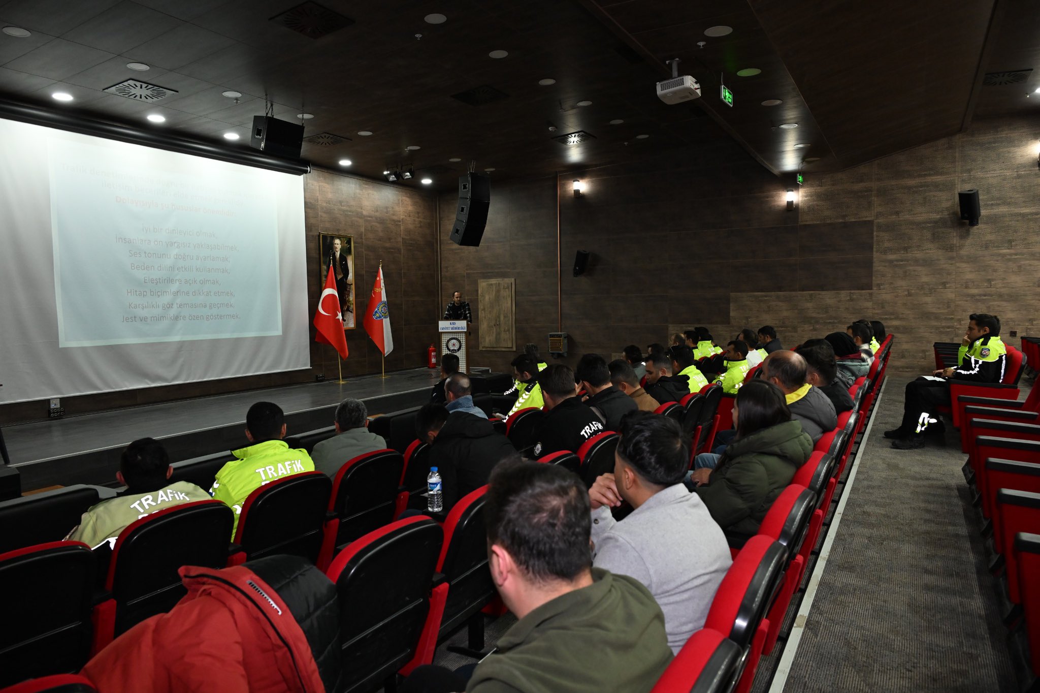 Kars'ta Trafik Polislerine ''iletişim Eğitimi'' verildi!
