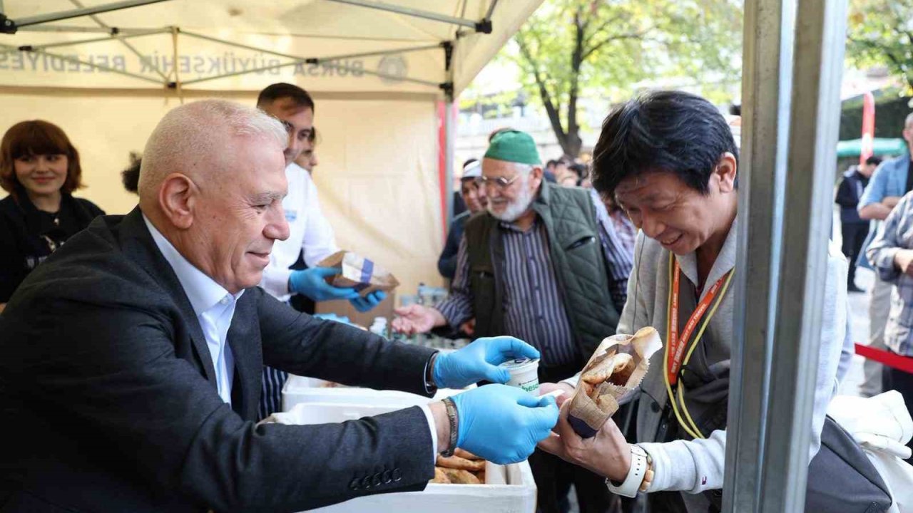 Dünya Cantık Günü’nde ücretsiz ikram edildi, yabancı turistler lezzetine hayran kaldı