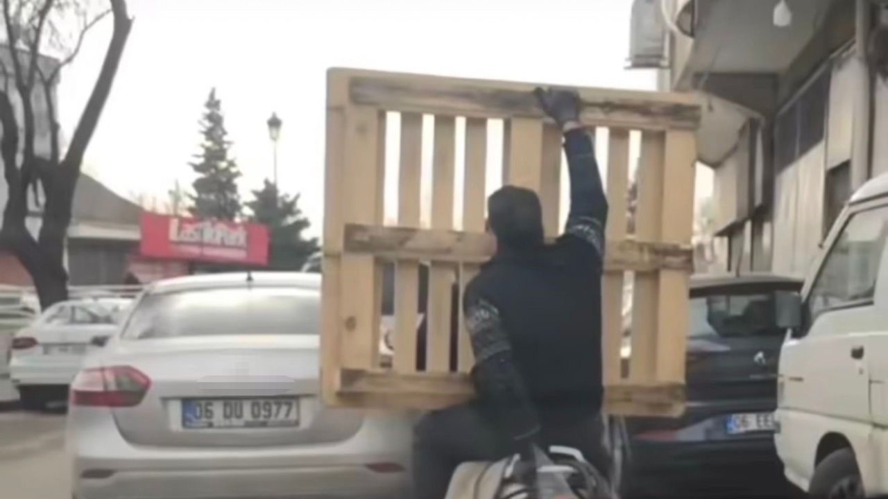 Gaziantep’te tehlikeli yolculuk: Motosiklet üzerinde palet taşıdı