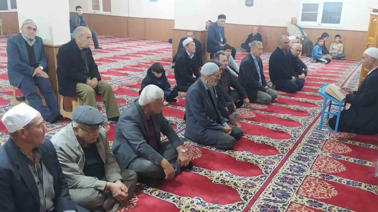 Cemaat Mutaflar Camii’nde vatandaşlar sabah namazında bir araya geldi
