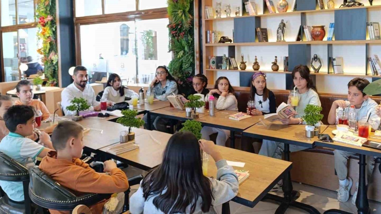 ‘Kitap Kaşifleri Kulübü’ minik öğrencileri kitap okumaya yönlendiriyor