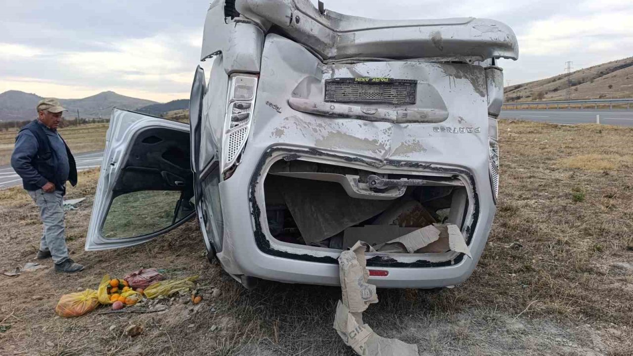 Hafif ticari araçların çarpıştığı kaza 7 kişi yaralandı