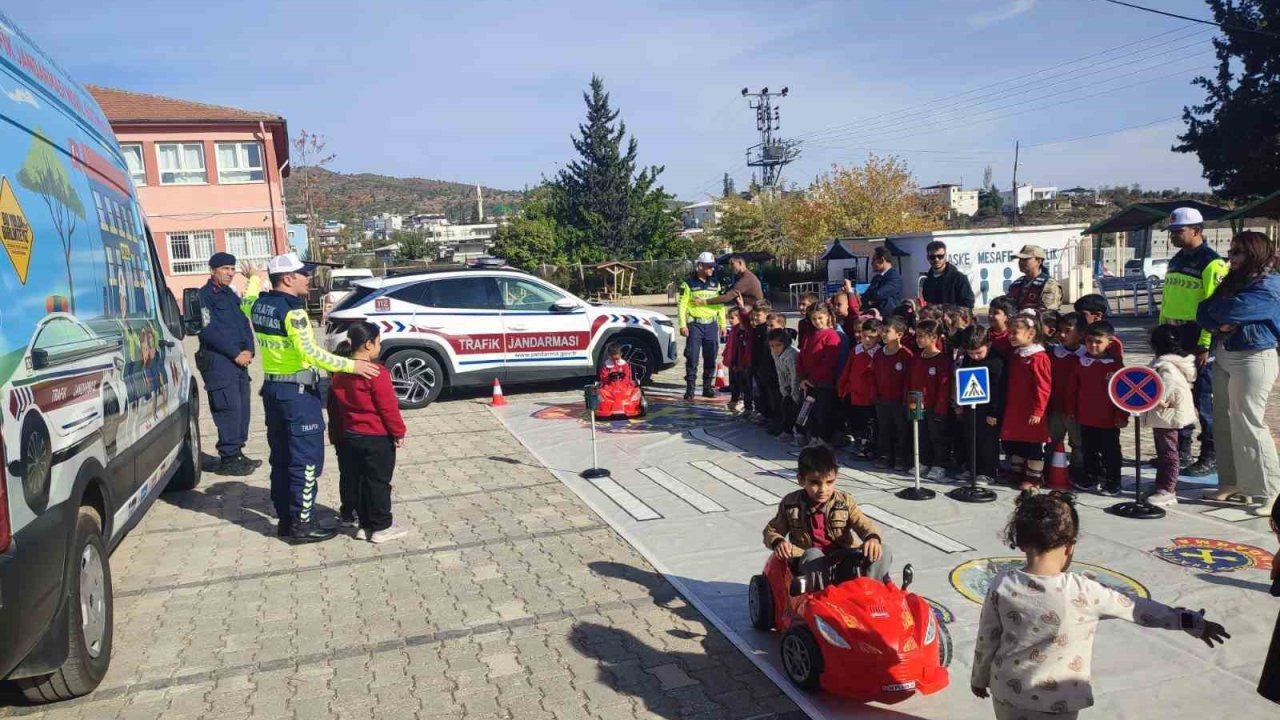 Kilis’te öğrencilere ‘Mobil Trafik Aracı’ ile trafik eğitimi verildi