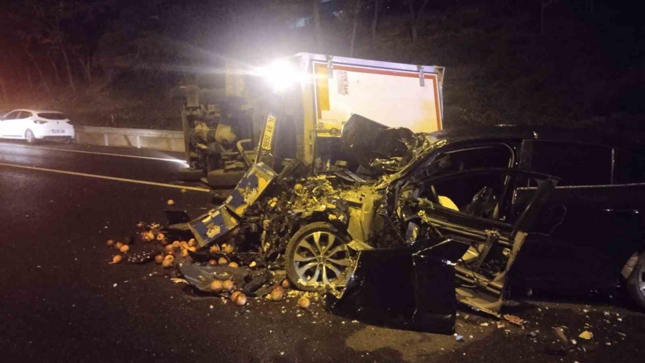 Ümraniye’de otomobil, seyir halindeki kamyonete çarptı : 2 yaralı