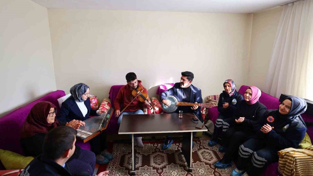 Tokat Belediyesi yaşlıların evine temizlik ve canlı müzikle misafir oldu