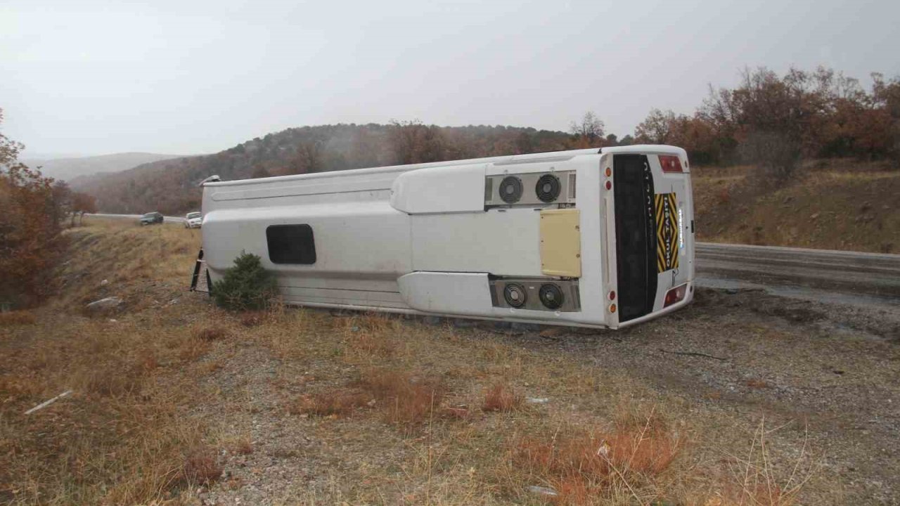 Konya’da öğrenci servisi devrildi: 31 yaralı