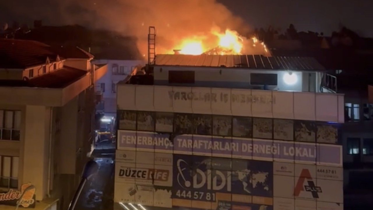 Alevlere teslim olan çatı güçlükle söndürüldü