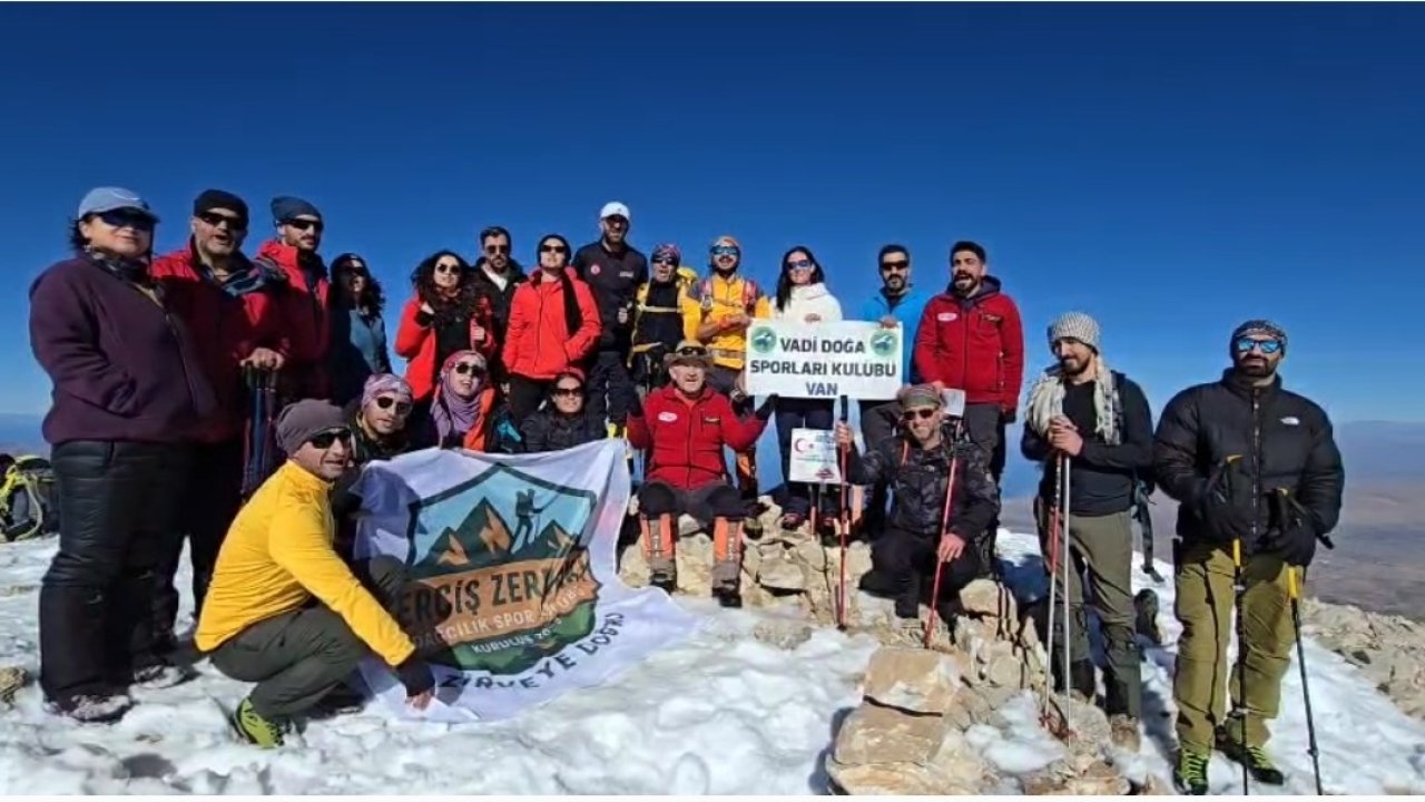 Vanlı dağcılardan ’Öğretmenler Günü’ne özel tırmanış