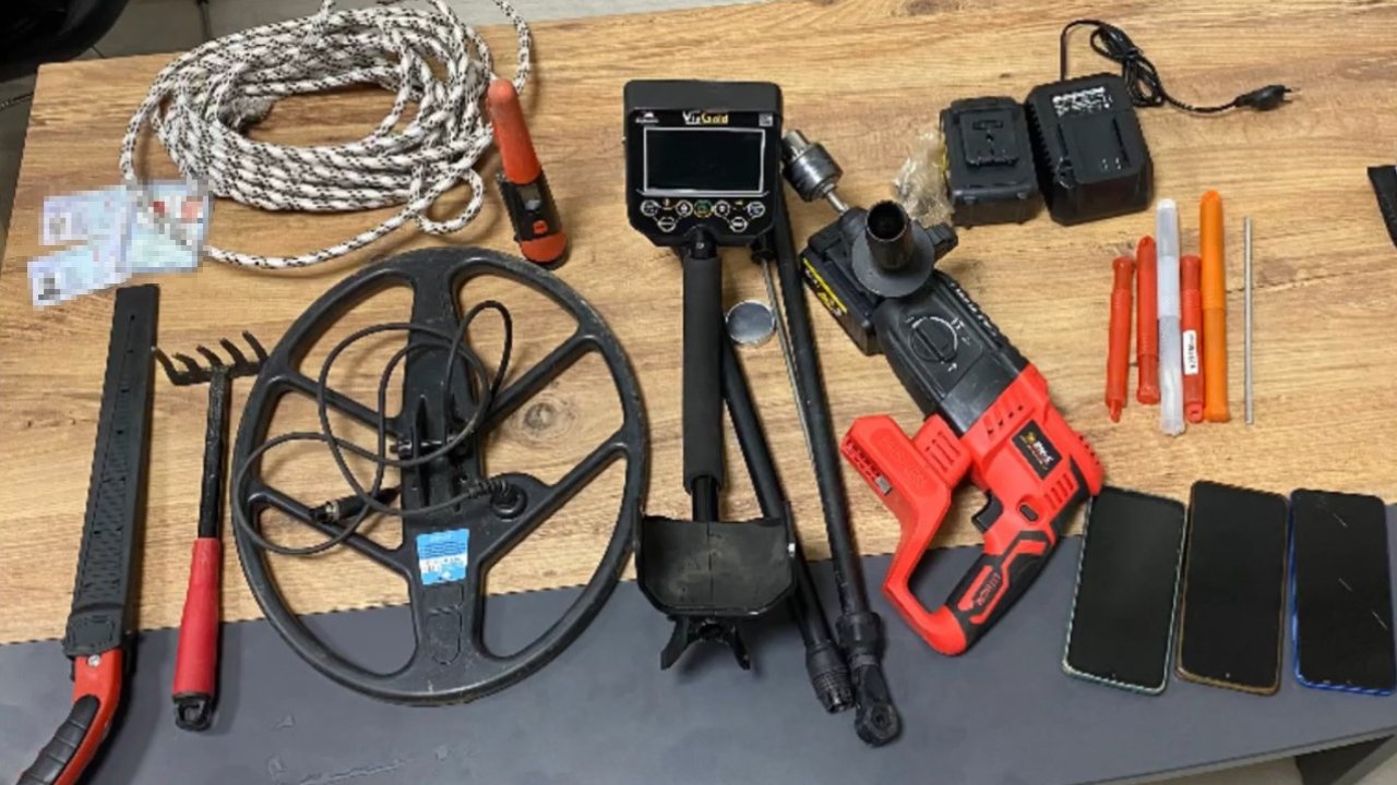 Sultanbeyli’de ormanlık alandaki kaçak kazıda 3 şüpheli suçüstü yakalandı