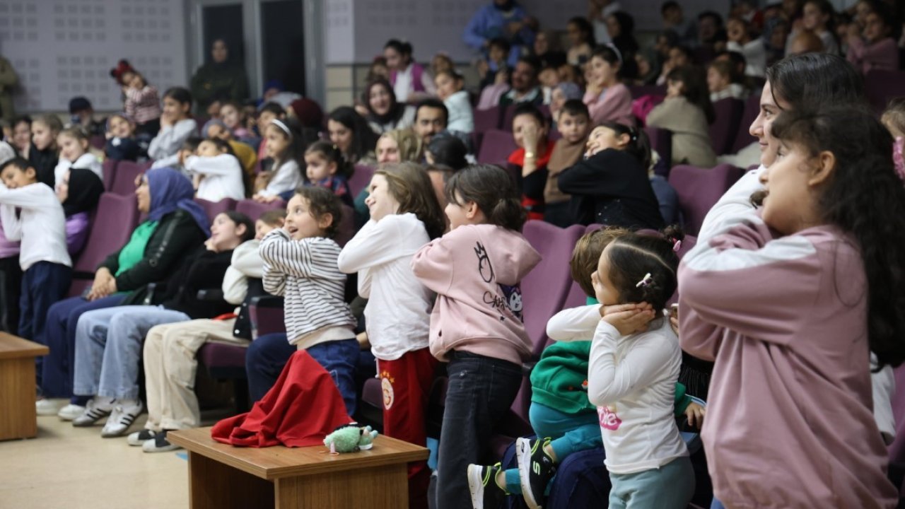 Minik izleyicilerden tiyatro oyununa tam not