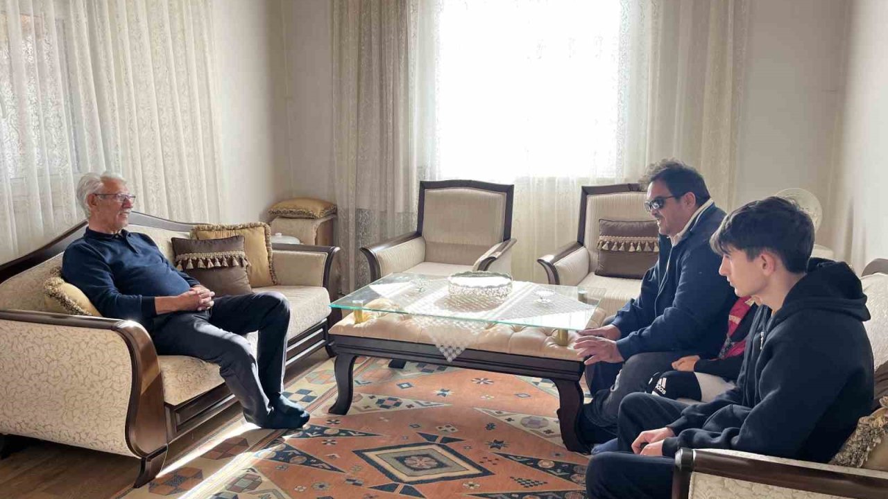 Akyaka’da vefalı öğrenci her yıl öğretmenin elini öperek, öğretmenler günü kutluyor