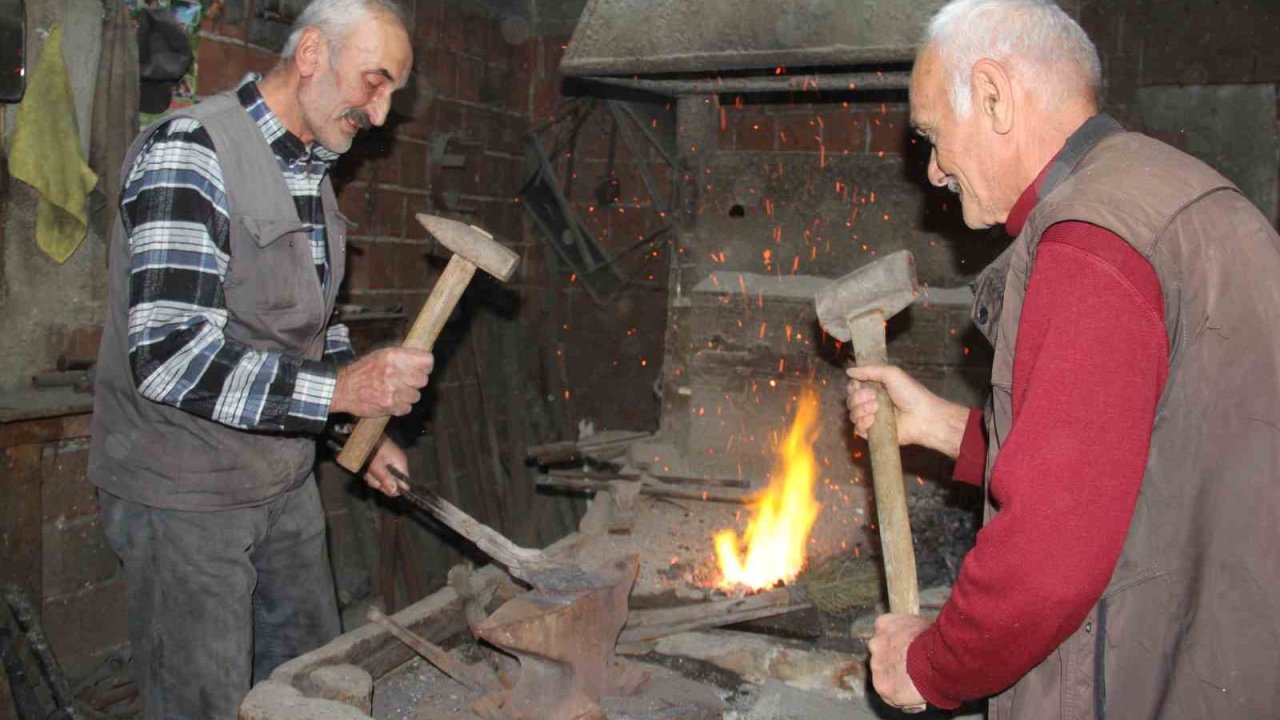 Babalarından kalan ocağı söndürmüyorlar