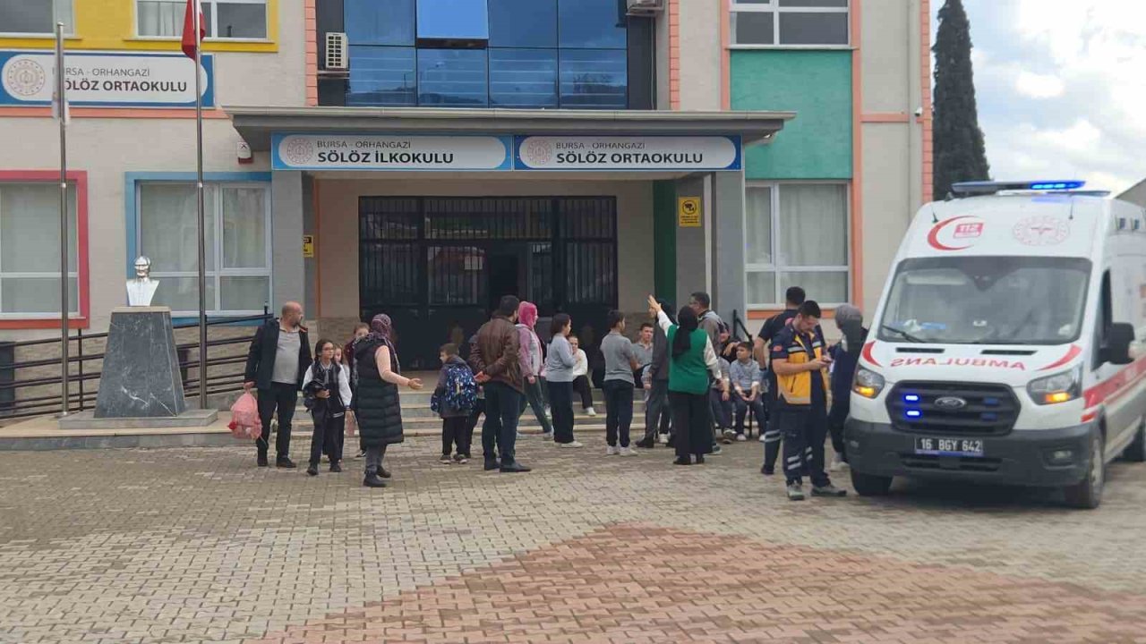 Şinitzel ve makarna yiyen öğrenciler hastaneye kaldırıldı: 20 öğrenci ambulansla sevk edildi