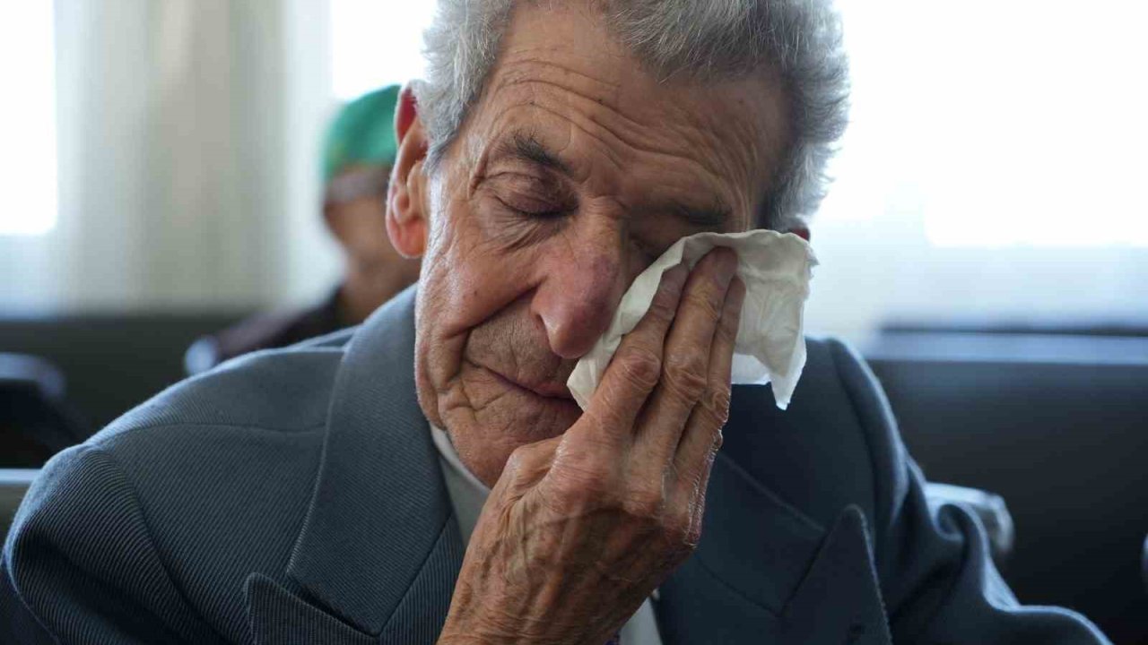 Huzurevinde öğrencilerden emekli öğretmenlere gönülleri ısıtan sürpriz: Gözyaşları sel oldu