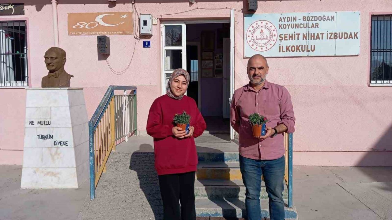 Bozdoğan Belediyesi’nden öğretmenlere karanfil çiçeği