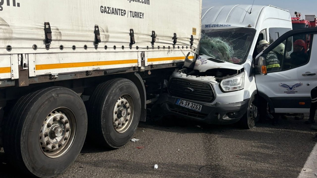Gaziantep’te minibüs tıra arkadan çarptı: 5 yaralı