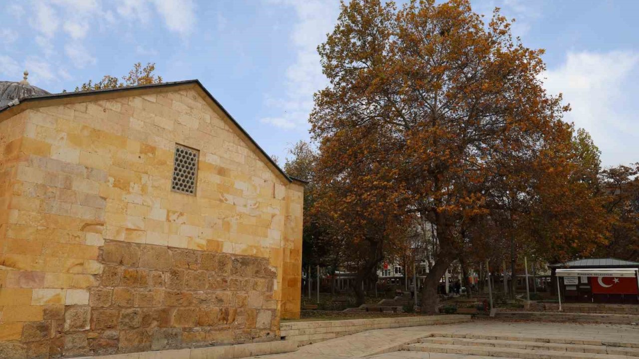 Ahi Evran Külliyesi’nde sonbahar güzelliği