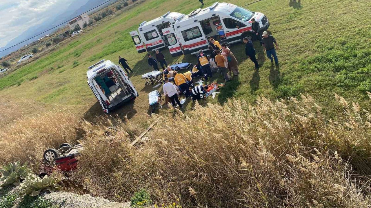 Manisa’da otomobil tarlaya uçtu: 1’i bebek 5 yaralı