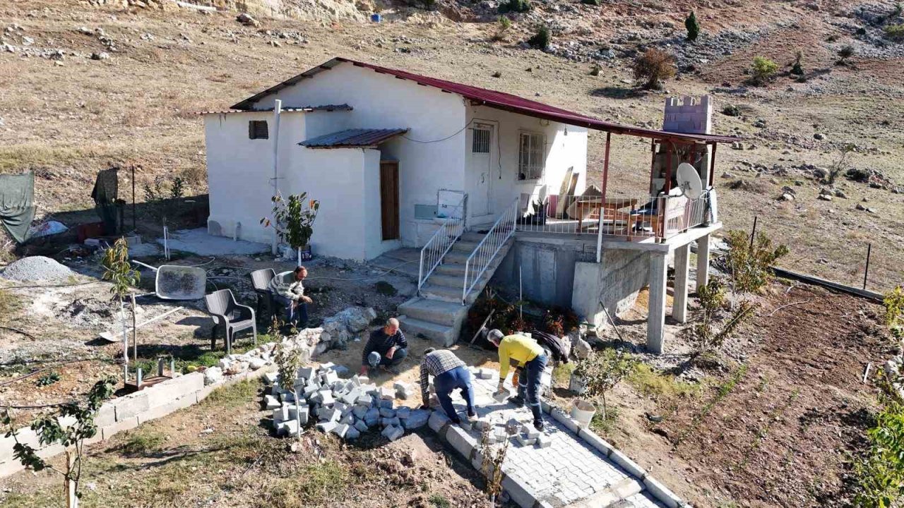 Tarsus’ta engelli bireyin güvenliği için parke çalışması yapıldı