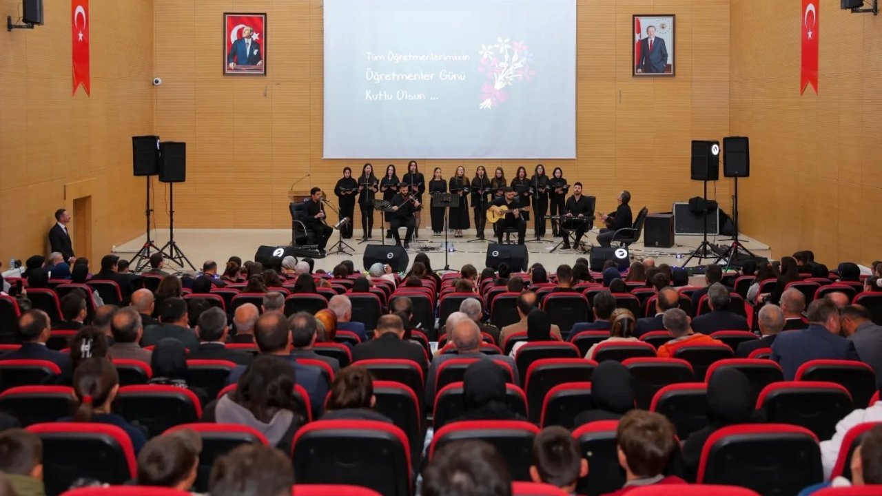 Bayburt’ta Öğretmenler Günü düzenlenen programla kutlandı