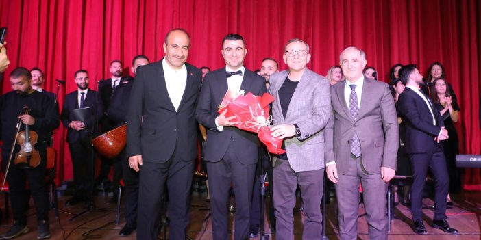 Kars'ta Öğretmenler Korosu konseri büyük ilgi gördü.