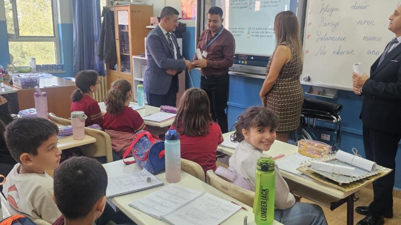 Takdir toplayan davranış: Hediye kabul etmeyen öğretmenlerinin adına tekerlekli sandalye desteğinde bulundular