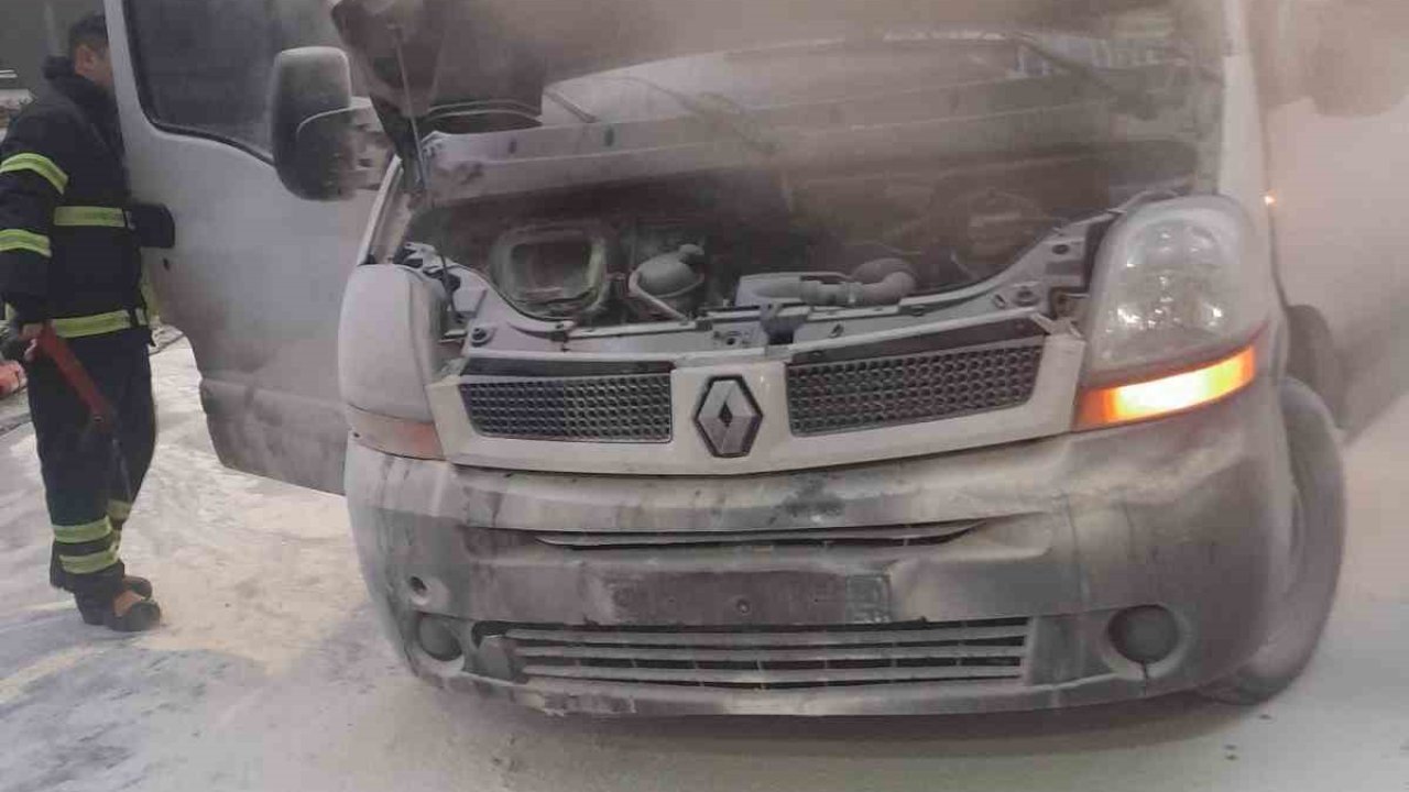 Bilecik’te araç yangını büyümeden söndürüldü