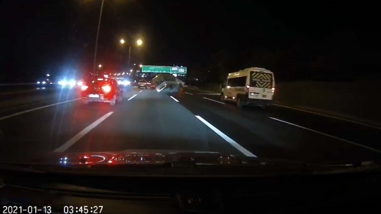 Beykoz’da makas atıp kontrolden çıkan araç takla attı, kaza anı kameralara böyle yansıdı