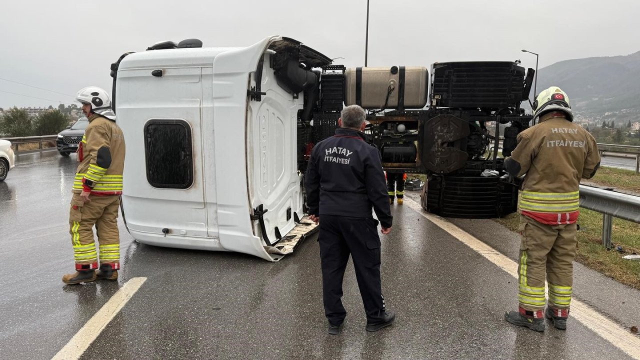 İskenderun’da devrilen tırın sürücüsü yaralandı