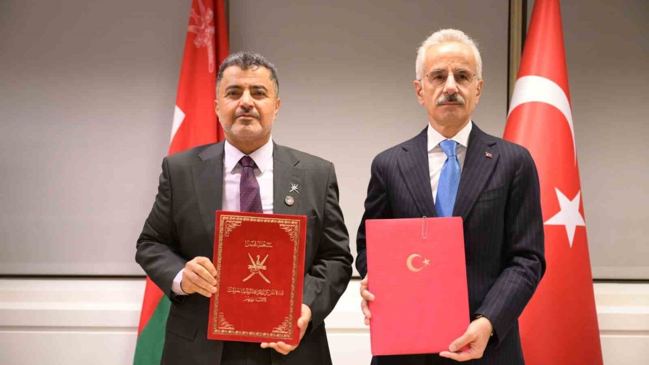 İngiltere’de Türkiye ile Umman arasında denizcilik ve ulaştırma alanında iş birliği için 2 yeni imza