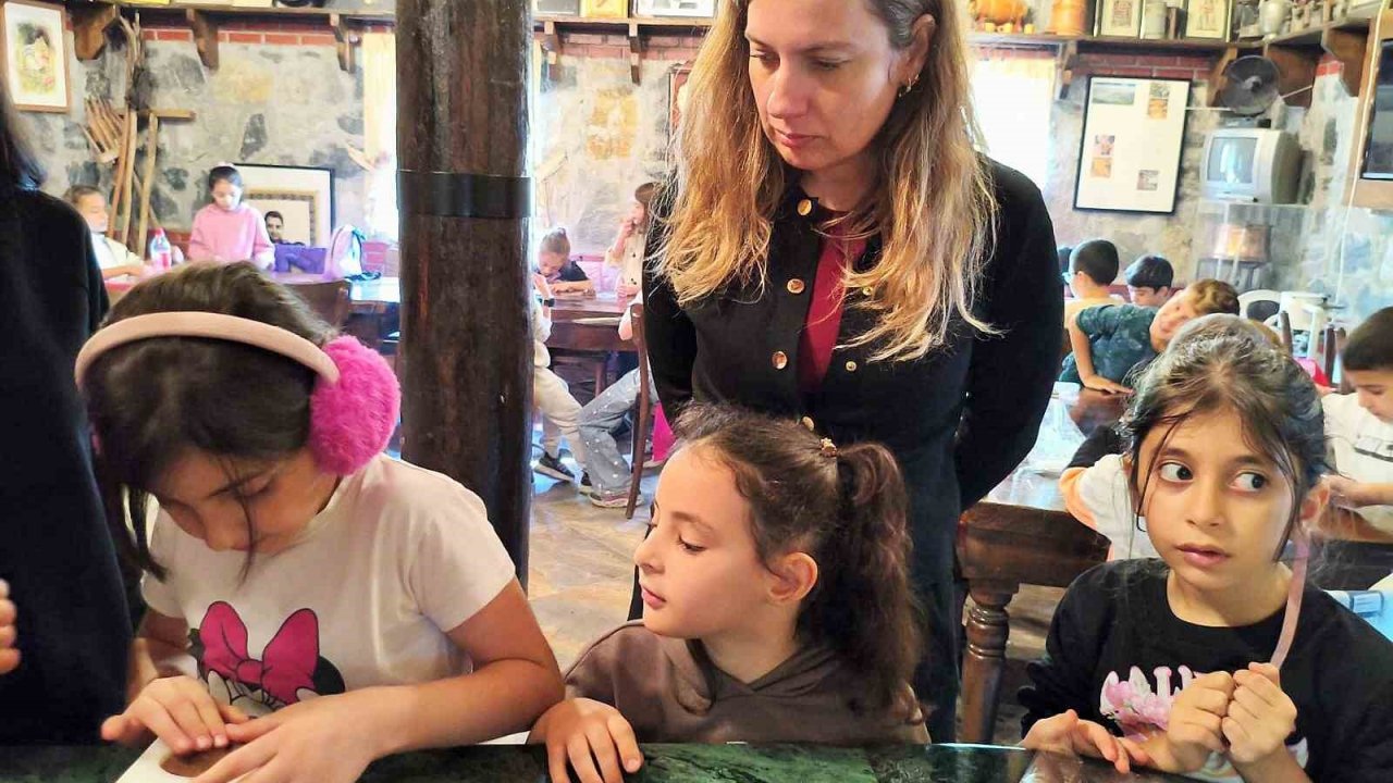 Öğrenciler kestane şekeri üretimini yerinde gözlemledi