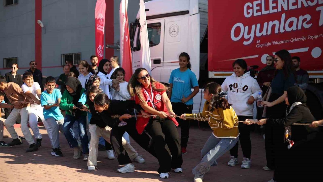 Bir tır dolusu mutluluk Manisa’ya geliyor