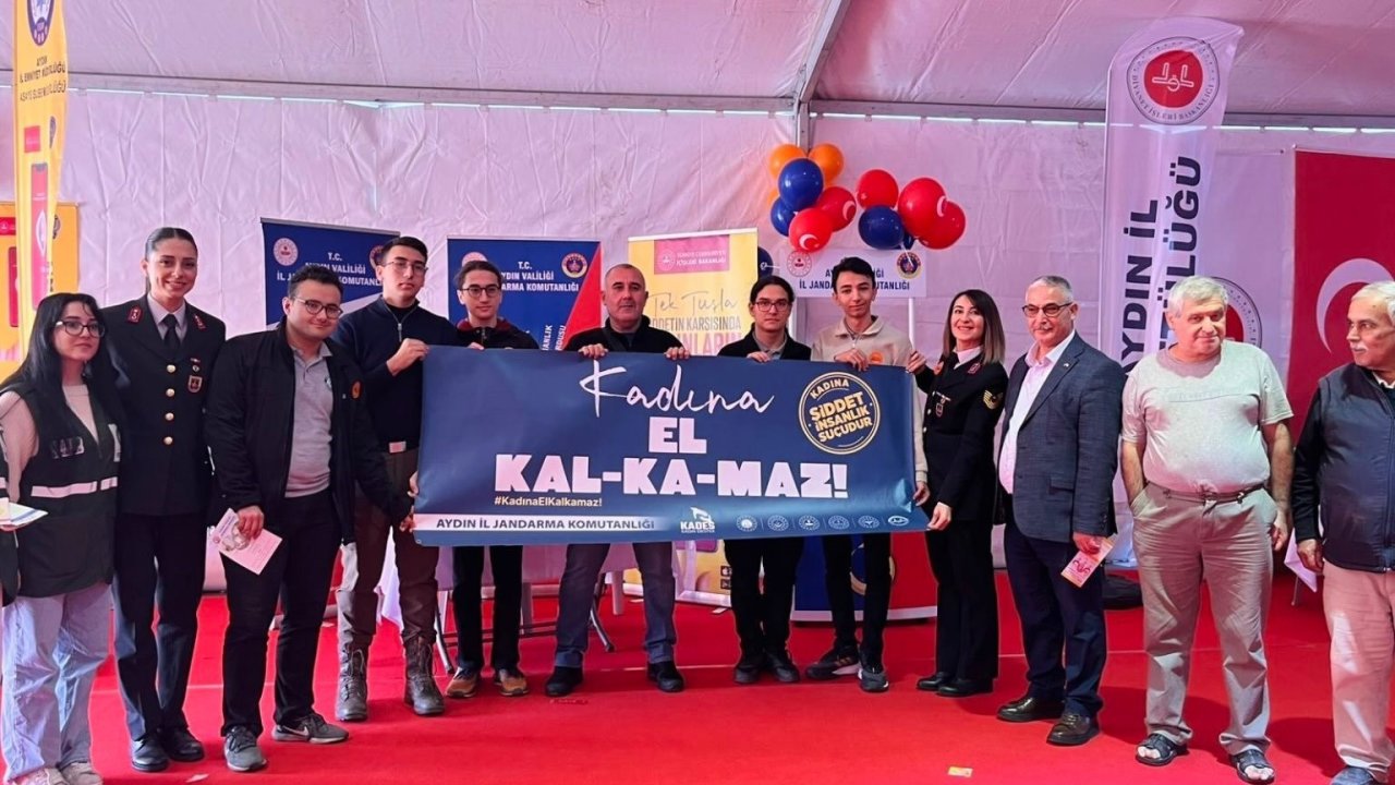 Jandarma, Atatürk Kent Meydanı’ndan vatandaşları bilgilendirdi